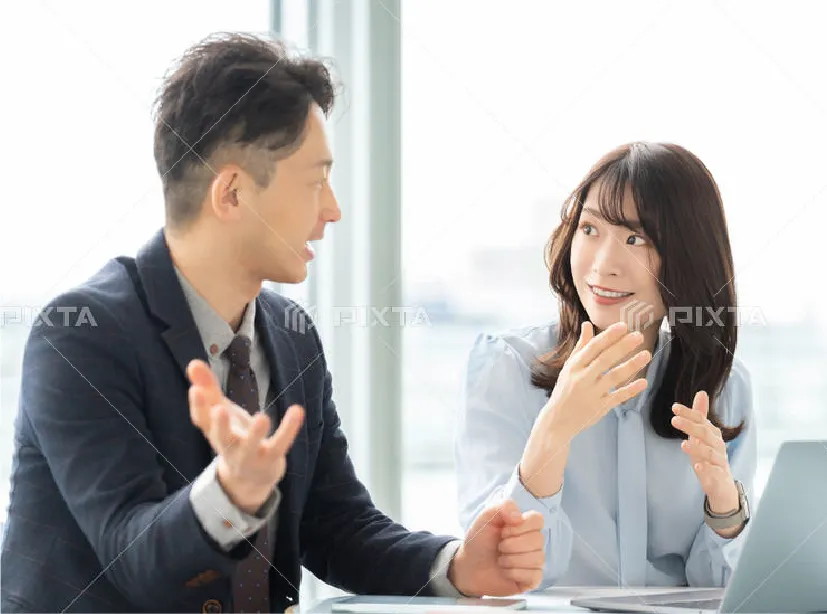 打ち合わせをするビジネスパーソン