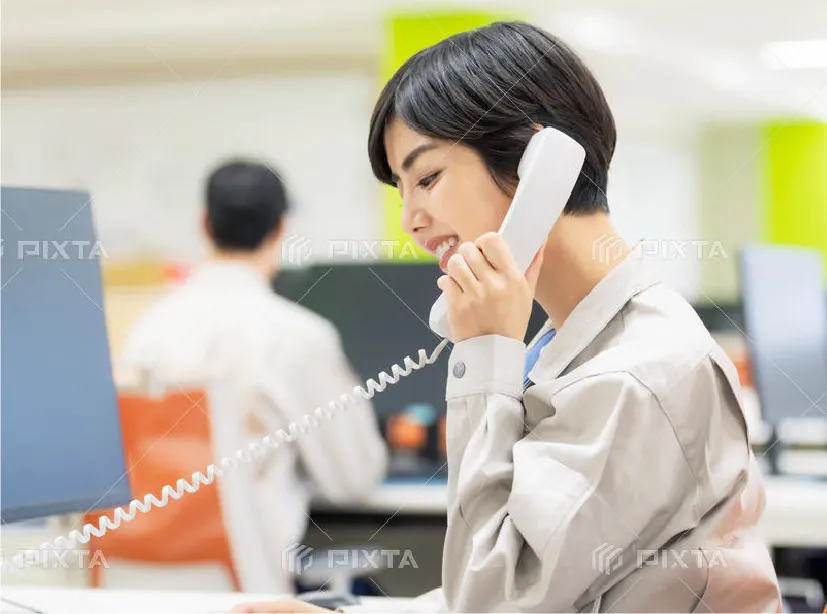 電話対応するスタッフ